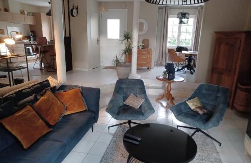 Pruille-le-Chetif House | Chambre avec sdb