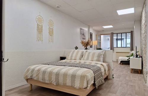 Cherbourg-en-Cotentin Bed & Breakfast | Chambre/Gite Meublée au Cœur du Centre Ville