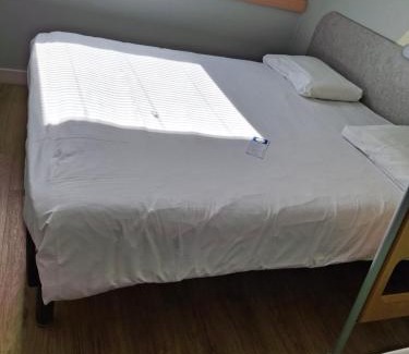 Bussigny-pres-Lausanne Bed & Breakfast | Chambre privée avec lit double et sanitaires et TV mural