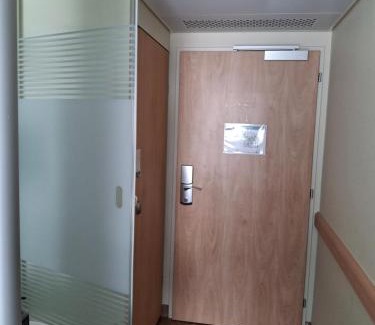 Bussigny-pres-Lausanne Bed & Breakfast | Chambre privée avec lit double et sanitaires et TV mural