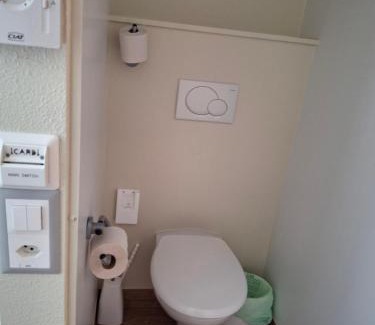 Bussigny-pres-Lausanne Bed & Breakfast | Chambre privée avec lit double et sanitaires et TV mural