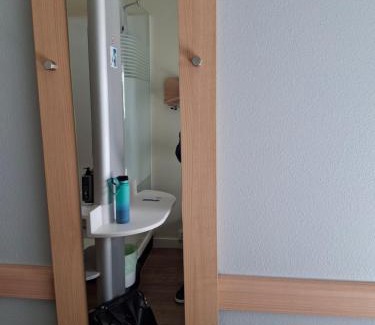 Bussigny-pres-Lausanne Bed & Breakfast | Chambre privée avec lit double et sanitaires et TV mural