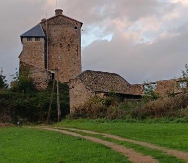 Montegut Bed & Breakfast | Chambre Rustique du Château Montegut Vue sur les Pyrénées
