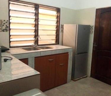 Adetikope Bed & Breakfast | Chambre salon meublée