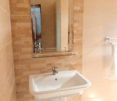 Adetikope Bed & Breakfast | Chambre salon meublée