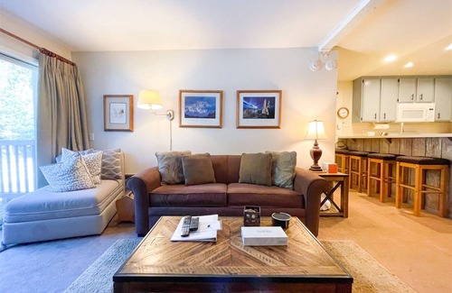 Mammoth Lakes Condo | Chamonix 53: Walk To Canyon Lodge