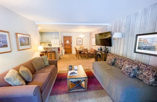 Mammoth Lakes Condo | Chamonix 53: Walk To Canyon Lodge