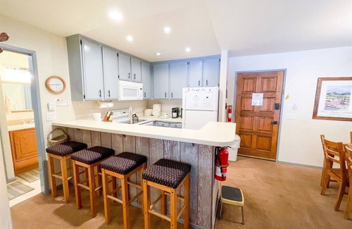 Mammoth Lakes Condo | Chamonix 53: Walk To Canyon Lodge