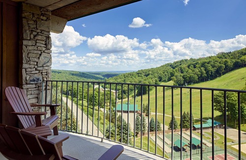 Seven Springs Apartment | Champion Hotel | Slopeside Stay + Pool & Spa