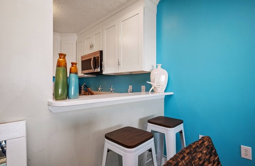 Long Beach Condo | Changing Tides: Tastefully Decorated Condo with Community Pool and Easy Beach Ac