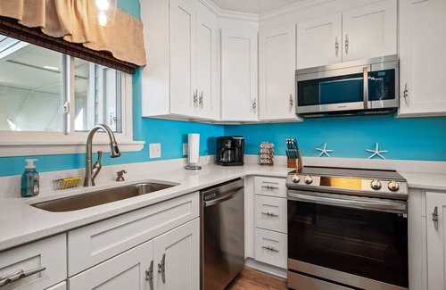 Long Beach Condo | Changing Tides: Tastefully Decorated Condo with Community Pool and Easy Beach Ac