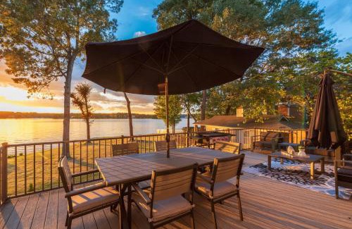 Mayhew House | Channel Marker Exclusive Lakefront Home wHot Tub Custom Bunk Room Dock Optional Boat Rental 1418