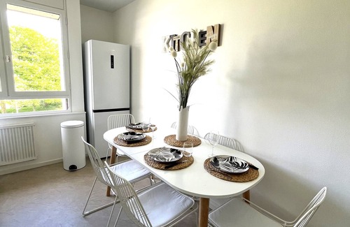 Noyal-sur-Seiche Apartment | CHANTILLY, Cosy apartment, sleeps 6, wifi, metro 5 min walk