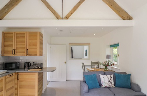 Pershore Cottage | CHAPEL COTTAGE, pet friendly, with a garden in Pershore