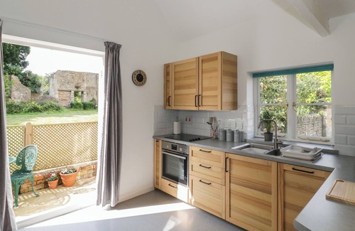 Pershore Cottage | CHAPEL COTTAGE, pet friendly, with a garden in Pershore