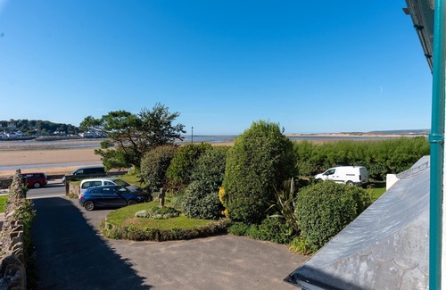 Instow Apartment | Character 3 bed apartment overlooking the beach sleeps 5 and takes 1 dog