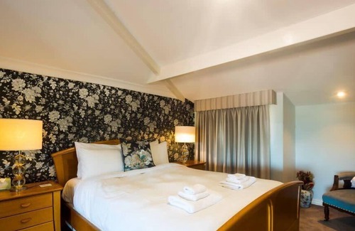 Maylands Apartment | Character 3 Bedroom Home with Pool and Balcony