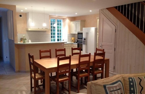 Villars-en-Pons House | Character house, air-conditioned, heated pool, fenced garden with trees.