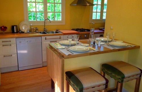 Saint-Crespin Cottage | Character house in the village center, next to the castle.