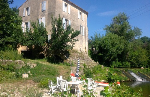 Sommieres House | Character riverside property with swimming pool, park and private beach
