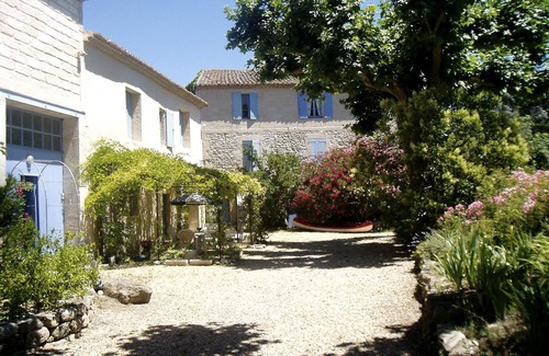 Sommieres House | Character riverside property with swimming pool, park and private beach