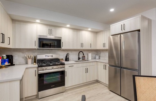 Killarney House | "Charcoal" Brand New 1-bed Townhome