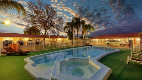 Broken Hill Hotel | Charles Rasp Motor Inn & Cottages