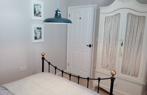 Charlestown House | Charlestown Cottage-Sleeps up to 4, Parking, 1 minute from Harbour