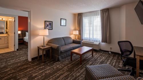 Charlevoix Hotel | Charlevoix Inn & Suites SureStay Collection by Best Western