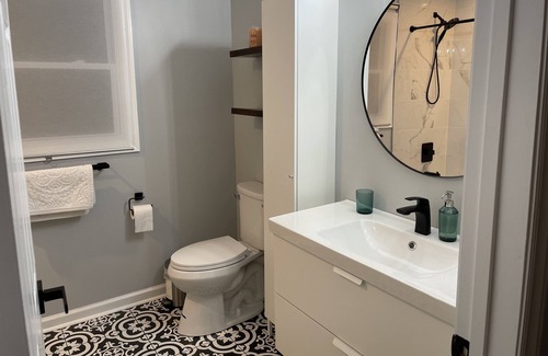 Executive Park House | Charlotte 5br/2bath home