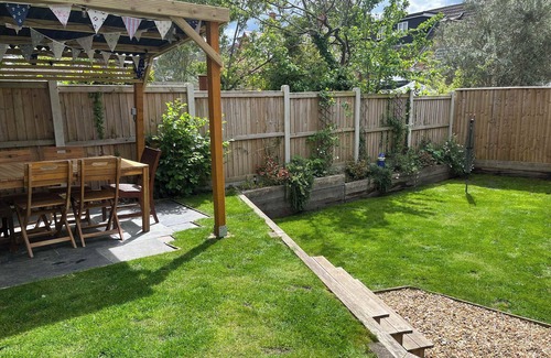 Poole House | Charlotte Cottage - with alfresco dining area!