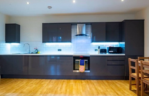 Ipswich Apartment | Charlotte House: Central 2BR 2BATH Retreat – Sleeps 6