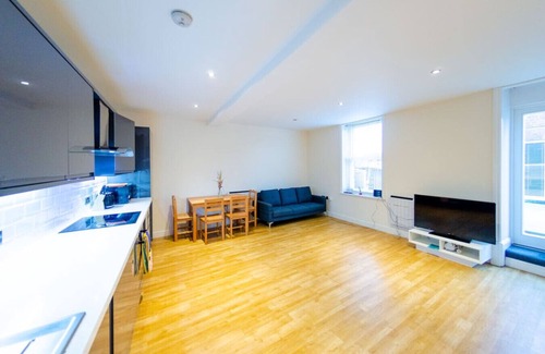 Ipswich Apartment | Charlotte House: Central 2BR 2BATH Retreat – Sleeps 6