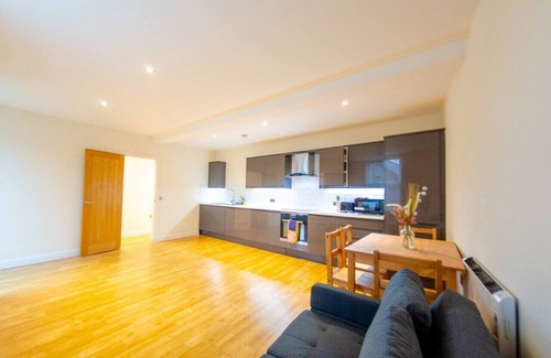 Ipswich Apartment | Charlotte House: Central 2BR 2BATH Retreat – Sleeps 6