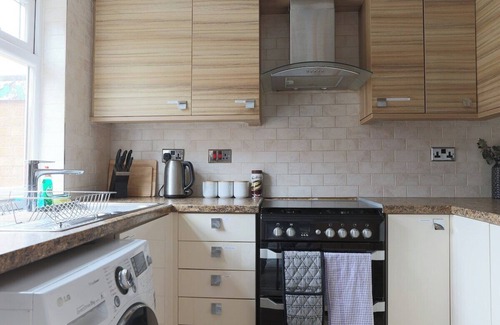Birmingham House | Charlotte House (Sleeps 7| Contractors| QE| Uni|Cricket| Parking|)