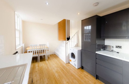 Ipswich Apartment | Charlotte House: Prime Location Urban Nest – 2BED 2BATH