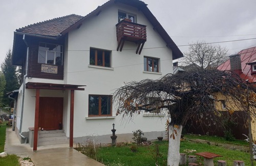 Sinaia Apartment | Charm Junior Suite-Cozy garden studio in welcoming Sinaia with WiFi