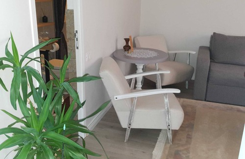Sinaia Apartment | Charm Junior Suite-Cozy garden studio in welcoming Sinaia with WiFi