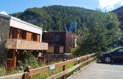 Pra Loup Apartment | Charmant appartement à Pra-Loup avec terrasse, parking, et accès facile aux pistes - FR-1-165A-65