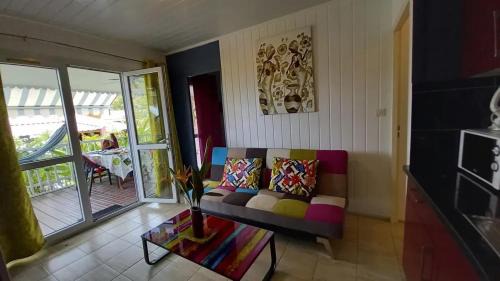 Bouillante House | Charmant bungalow à Bouillante avec vue sur la mer