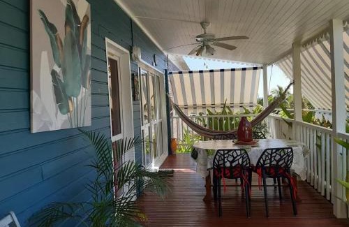 Bouillante House | Charmant bungalow à Bouillante avec vue sur la mer