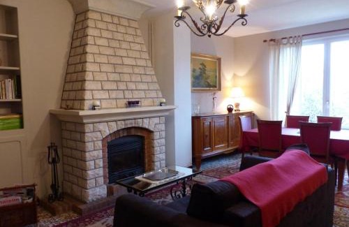 Saint-Ennemond House | Charmant gîte avec jardin privatif, cheminée et tennis gratuit à Saint-Ennemond - FR-1-489-11