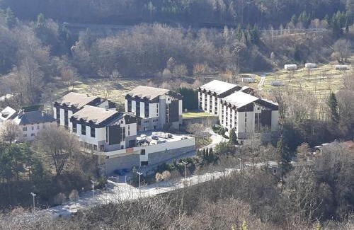 Brides-les-Bains Apartment | Charmant Studio à Brides-les-Bains avec Balcon, Parking et Wifi Inclus - FR-1-512-249
