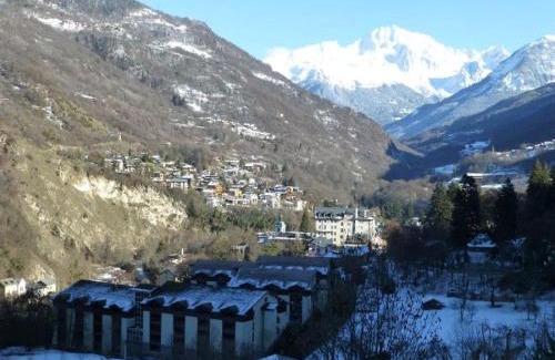 Brides-les-Bains Apartment | Charmant Studio à Brides-les-Bains avec Balcon, Parking et Wifi Inclus - FR-1-512-249