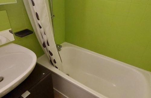 Samoens Apartment | Charmant studio, proche centre et ski-bus, avec jardin et WIFI – idéal pour 4 personnes - FR-1-624-56