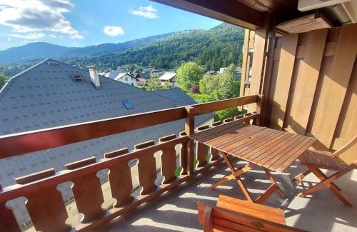 Samoens Apartment | Charmant studio rénové au centre de Samoëns, avec balcon, parking et accès bus à 150m - FR-1-624-106