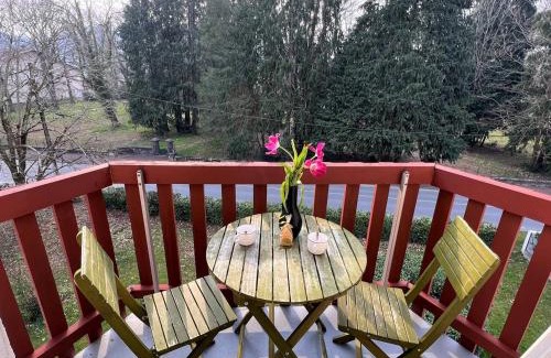 Cambo-les-Bains Apartment | Charmant T1 Bis à Cambo-les-Bains avec balcon, ascenseur et parking - FR-1-495-31