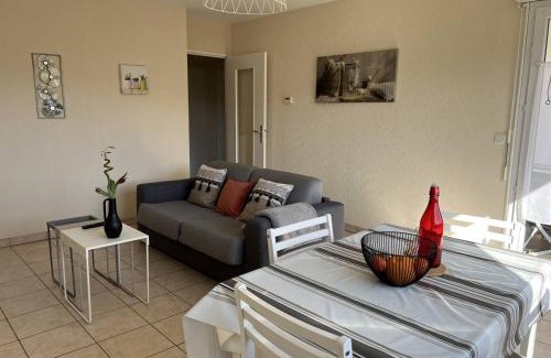 Cambo-les-Bains Apartment | Charmant T2 à Cambo-les-Bains : Terrasse, Parking, Internet - FR-1-495-76