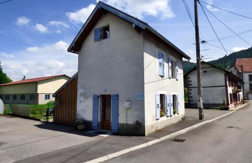 Servance-Miellin House | Charmante Maison Les Volets Bleus