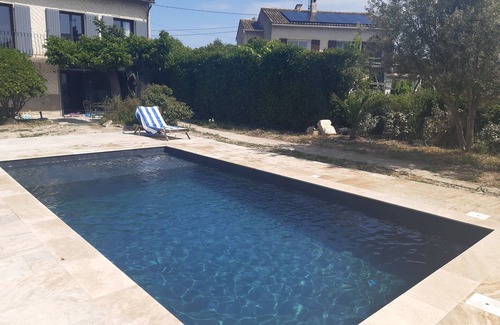 Pelissanne House | Charmante Maison Provençale. Intérieur et Jardin Spacieux, Piscine Toute Récente